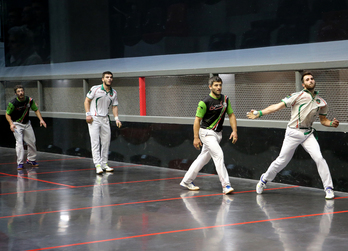 L'équipe de Denek Bat 1 (en blanc) assure un parcours sans faute. © Bob EDME