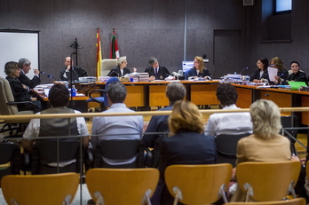 Los ertzainas juzgados, en la primera sesión del juicio. (Luis JAUREGIALTZO/FOKU)