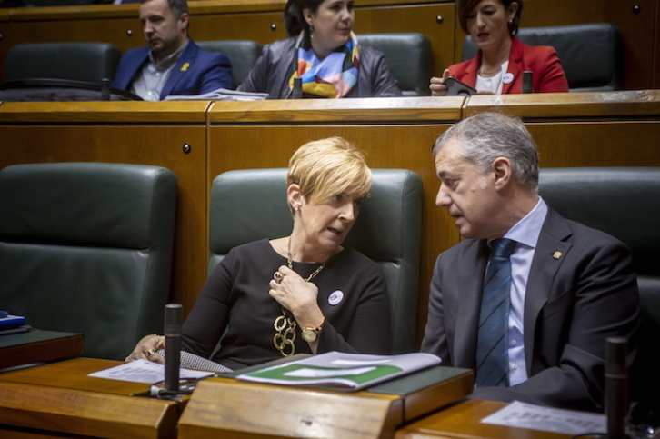 El lehendakari, Iñigo Urkullu, charla con la consejera Arantxa Tapia durante un momento del pleno. (Jaizki FONTANEDA/FOKU)