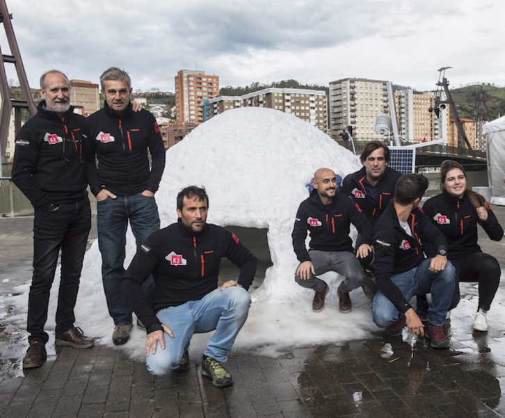 Alex Txiko posa junto a integrantes de su equipo ante el iglú que han construido en el exterior del Euskalduna. (Marisol RAMÍREZ / FOKU)