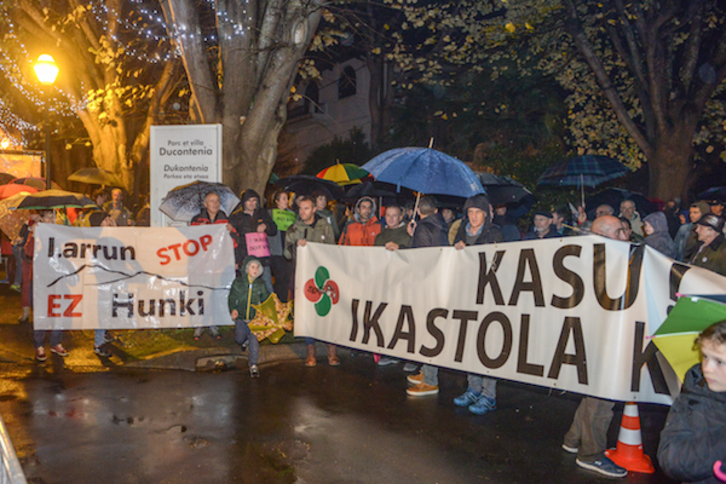 Pancartas de Seaska y Larrun ez Hunki en la protesta de Donibane Lohizune. (Isabelle MIQUELESTORENA)
