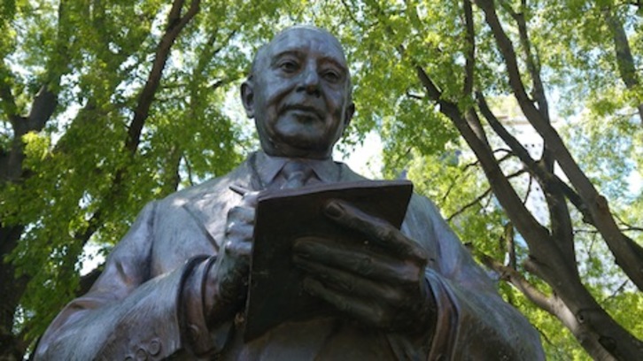 Estatua deciada a Arazuri en el paseo de Iruñea que lleva su nombre. (Iñaki VIGOR)