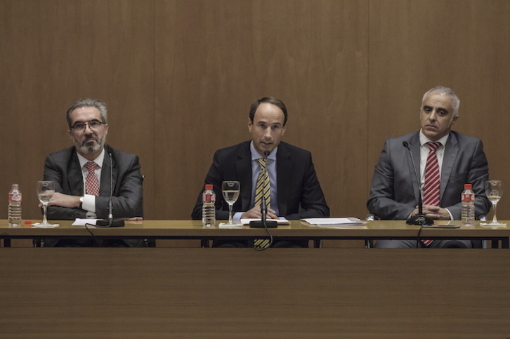 El director de Gaztelueta, Imanol Goyarrola, en el centro, en la comparecencia de ayer. (Aritz LOIOLA/FOKU)