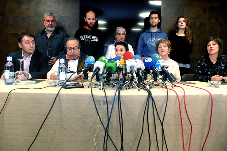 La abogada Jone Goirizelaia, Manu Cabacas y Fina Liceranzu, en la comparecencia para valorar la sentencia. (Luis JAUREGIALTZO/FOKU)