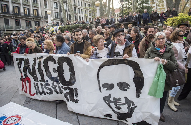 Manu Cabacas y Fina Liceranzu, tras la pancarta, durante la concentración para denunciar la sentencia por el ‘caso Cabacas’. (Marisol RAMIREZ/FOKU)