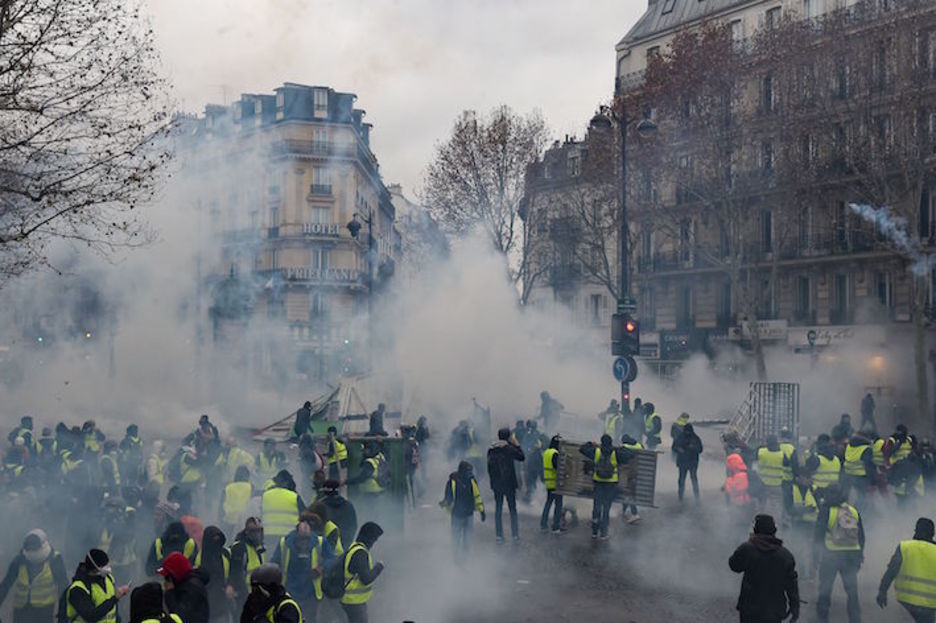 Gas negar-eragilea bota die Poliziak manifestariei. (Lucas BARIOULET/AFP)