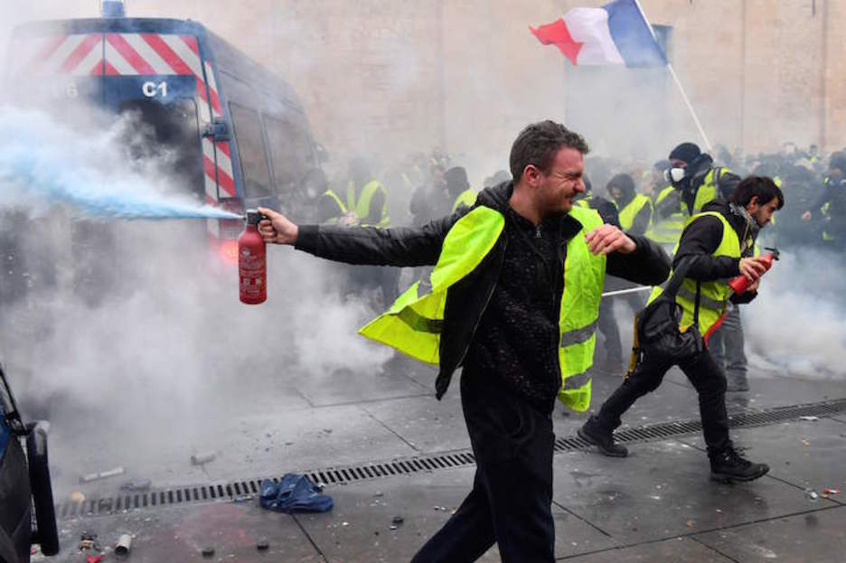 Txaleko horiak, Parisko kaleetan. (Nicolas TUCAT/AFP)