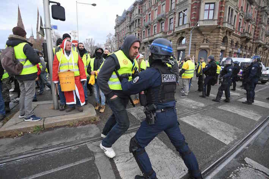 Manifestariak eta poliziak, aurrez aurre. (Patrick HERTZOG/AFP)