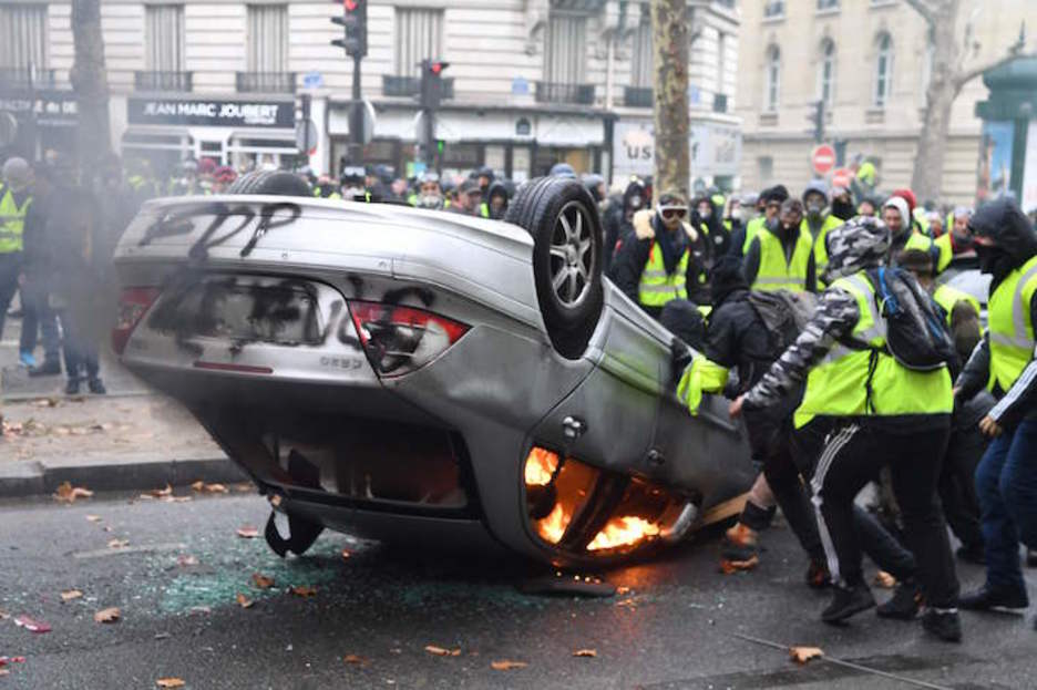 Auto bat iraulita, Parisko erdigunean. (Alain JOCARD/AFP)