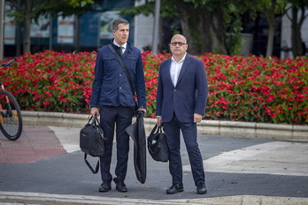 Alfredo de Miguel y su abogado, Gonzalo Susaeta. (Jaizki FONTANEDA/FOKU)