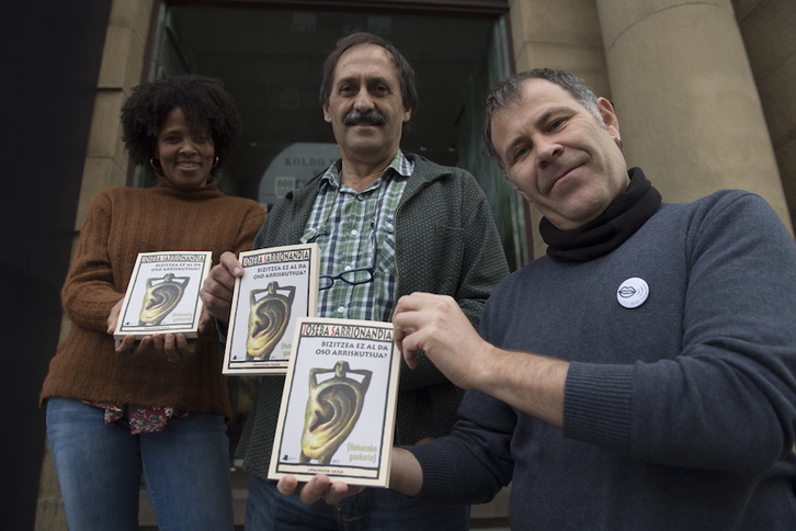 Dana Moya, Joxemari Iturralde eta Ander Lipus, Sarrionandiaren liburuaren aurkezpenean. (Juan Carlos RUIZ/FOKU)