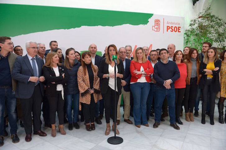 Susana Díaz ha comparecido arropada por la plana mayor del PSOE andaluz. (CRISTINA QUICLER / AFP)