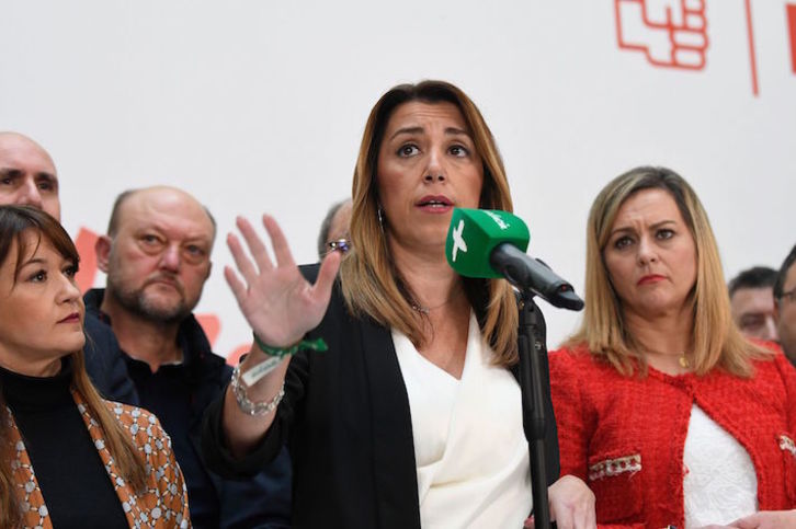 Susana Díaz comparecce junto a varios integrantes de la ejecutiva andaluza del PSOE. (Cristina QUICLER/AFP)