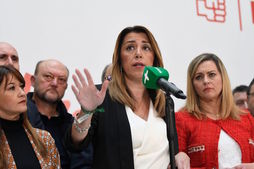 Susana Díaz comparecce junto a varios integrantes de la ejecutiva andaluza del PSOE. (Cristina QUICLER/AFP)