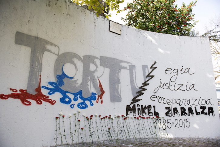 Una pintada reclama verdad, justicia y reparación para Zabalza en Altza. (Juan Carlos RUIZ/FOKU)