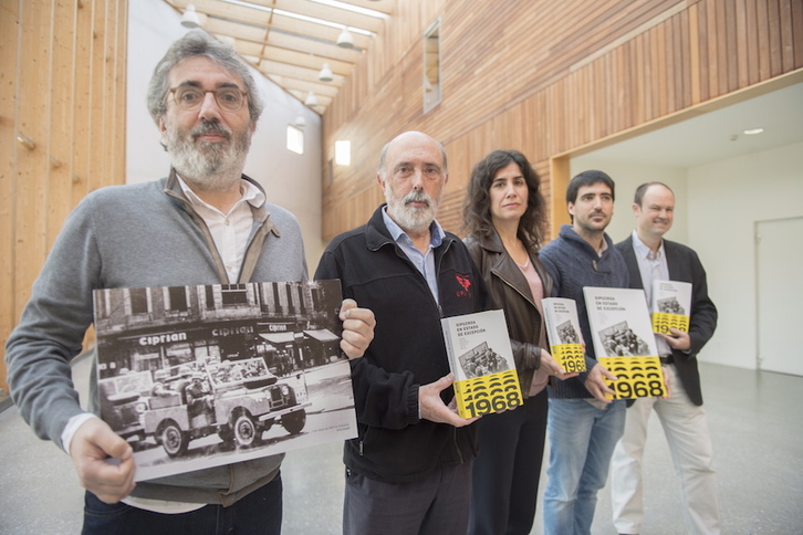 Egaña, Etxeberria, Laura Pego, Buces y Landa, en la presentación de ‘Gipuzkoa en estado de excepción, 1968’. (Juan Carlos RUIZ/FOKU)
