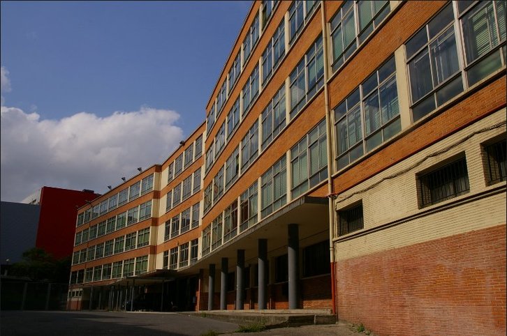 Fachada del Instituto Antonio Trueba, que será derribado por fallos en su estructura.