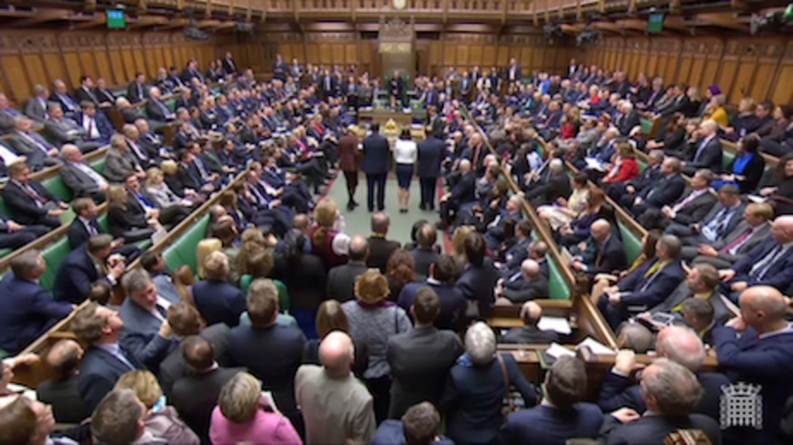 Los diputados británicos aguadan el resultado de la votación en la Cámara de los Comunes. (AFP)