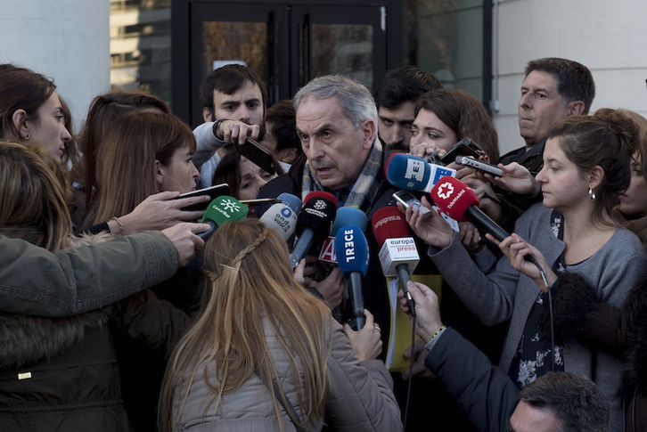 Carlos Bacaicoa, abogado de la joven madrileña, hace declaraciones tras la sentencia inicial de 2017. (Iñigo URIZ/FOKU)