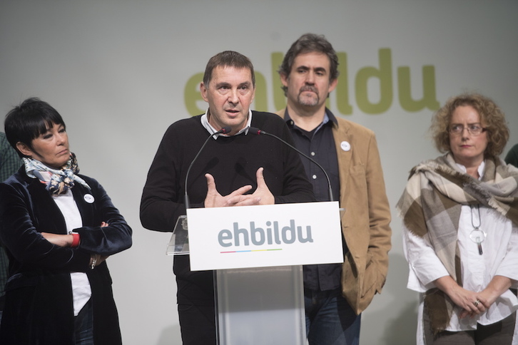 Arnaldo Otegi, con representantes de la Mesa Política de EH Bildu. (Juan Carlos RUIZ/FOKU)