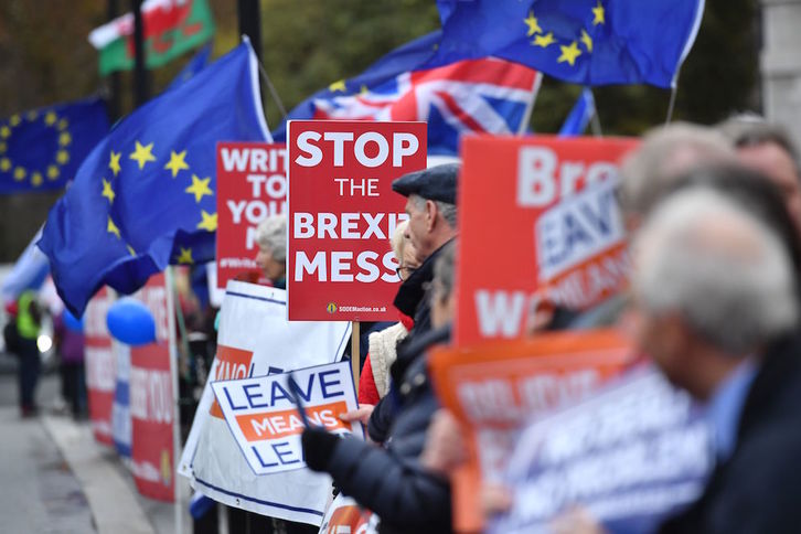 Partidarios y detractores del Brexit se manifiestan ante el Parlamento británico. (Ben STANSALL/AFP)