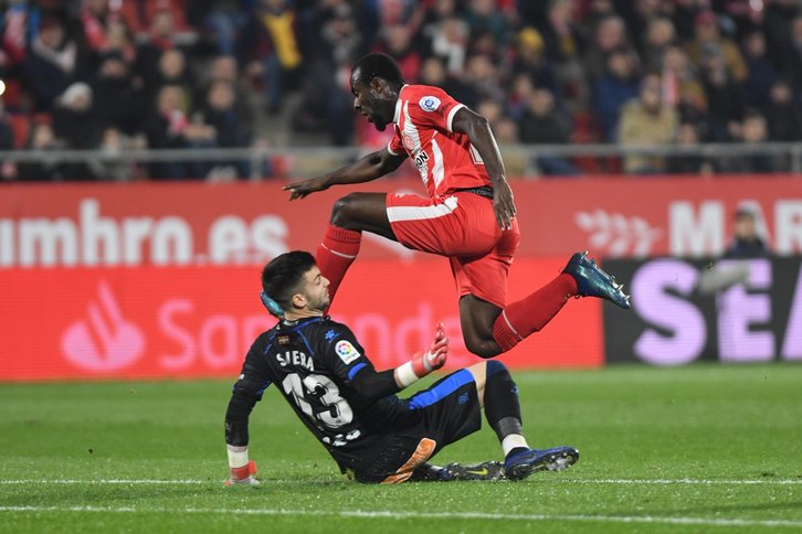 Sivera sale a los pies de un atacante gerundense. (@GironaFC)