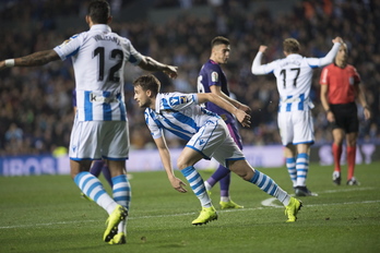 Januzaj se dispone a celebrar su gol, Willian José y Zurutuza ya lo hacen. (JUan Carlos RUIZ / FOKU)