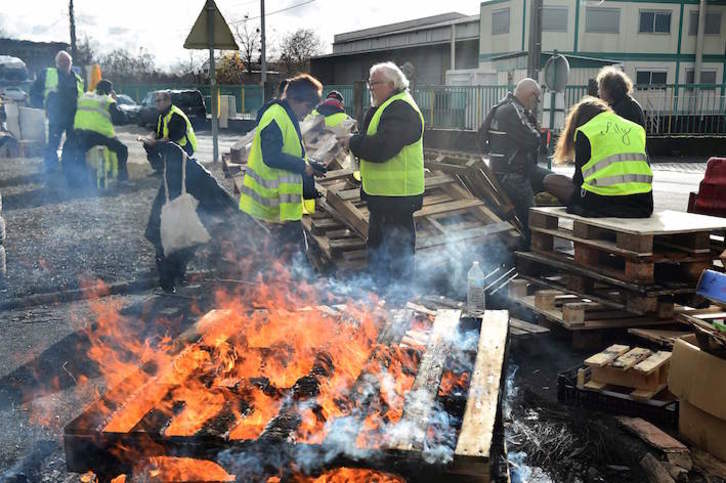 Un grupo de «chalecos amarillos» en una barricada en Montabon. (Jean-François MONIER/AFP)