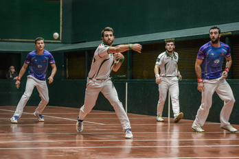 L'équipe de Denek Bat 1 (en blanc) s'est qualifiée pour la finale. © Isabelle MIQUELESTORENA