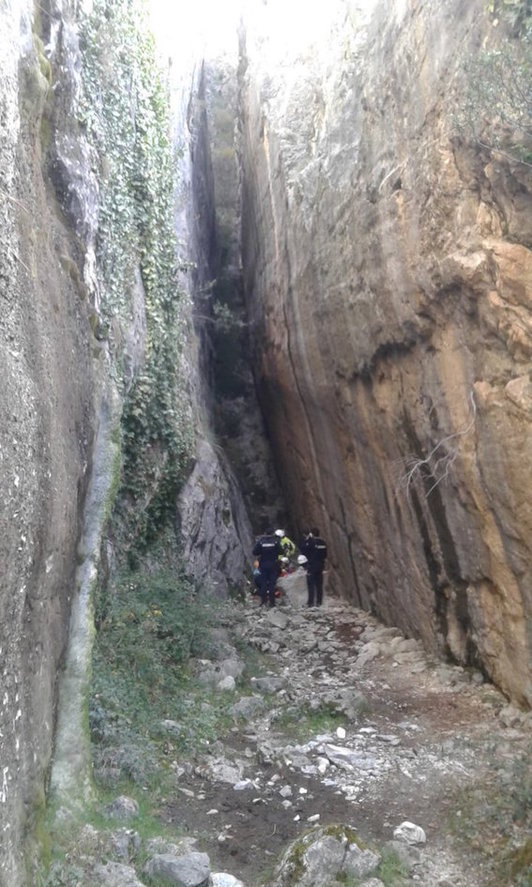 El escalador se ha caído de esta pared de La Leze. (@BomberosAraba)
