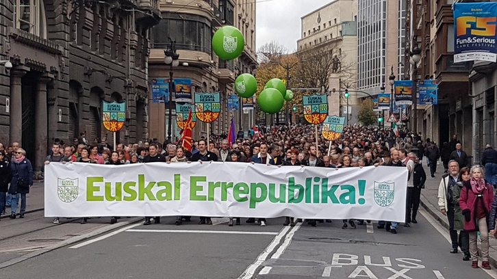 Miles de personas se han manifestado en Bilbo por una República Vasca. (@EHBildu)