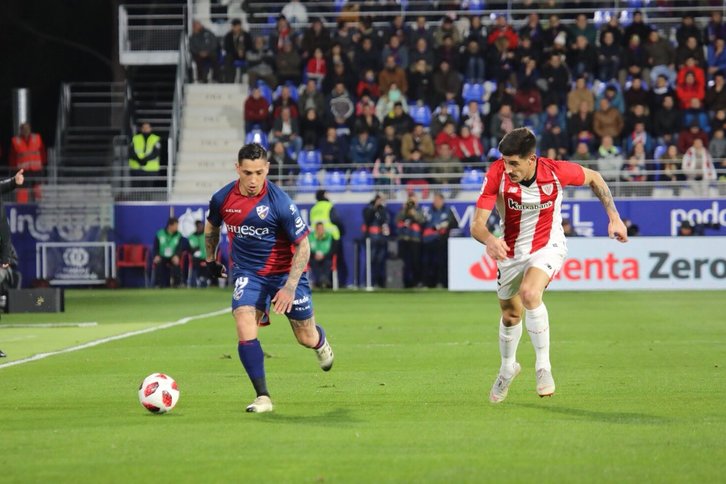 Yuri trata de cerrar el avance de Ávila. (@SDHuesca)