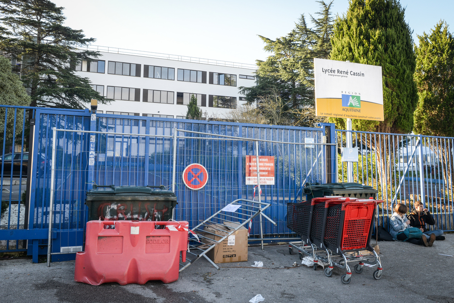 L'entrée du lycée Cassin a été bloquée ce matin. © Isabelle Miquelestorena