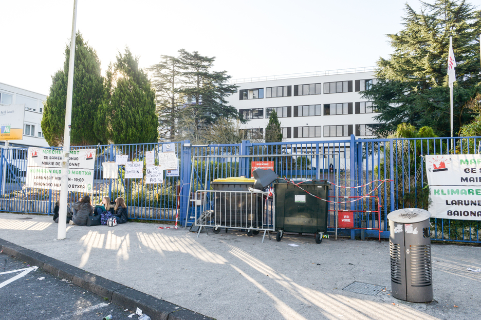 Peu de monde ce matin devant le blocage du lycée Cassin. © Isabelle Miquelestorena