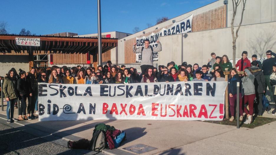 Le lycée Etxepare aussi avait ses propres revendications: le bac en basque. © Isabelle Miquelestorena