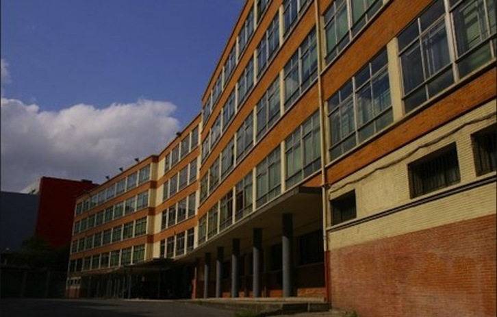 Fachada del Instituto Antonio Trueba, que será derribado por fallos en su estructura.