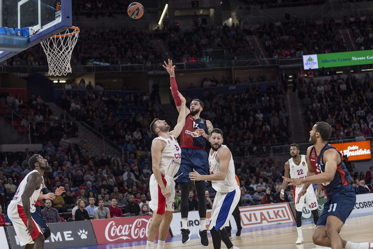 Poirier lanza a canasta. (Endika PORTILLO / FOKU)