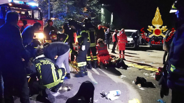 Los servicios de emergencia atienden a los heridos a las puertas de la discoteca. (AFP)