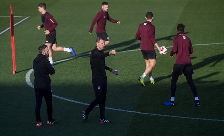 Gaizka Garitano en el primer entrenamiento con el primer equipo en Lezama.   Luis JAREGIALTZO | FOKU