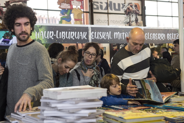 Altxorraren bilaketa Durangoko azokan. (Marisol RAMÍREZ / FOKU)