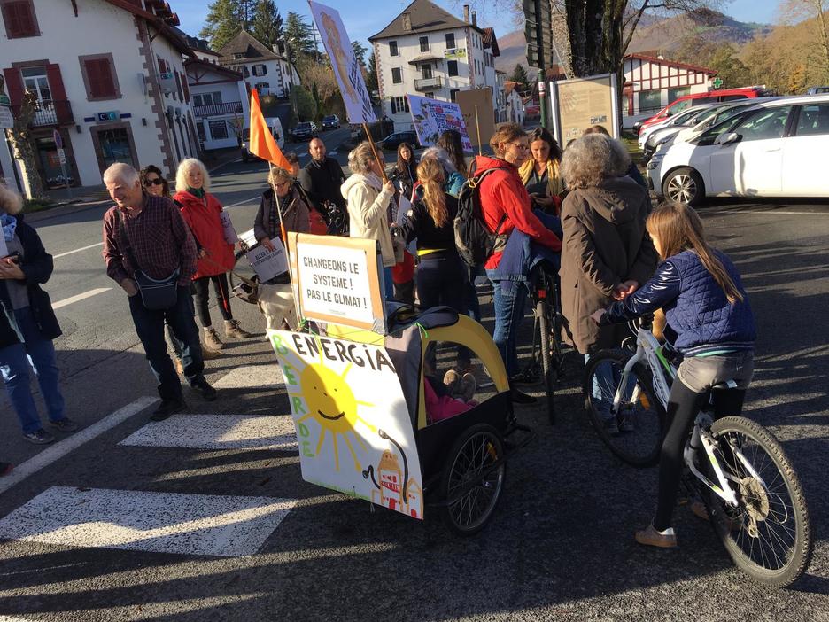A Saint-Jean-Pied-de-Port, la marche est partie de devant les remparts à l'entrée de la commune. A Saint-Jean-Pied-de-Port, la marche est partie de devant les remparts à l'entrée de la commune.