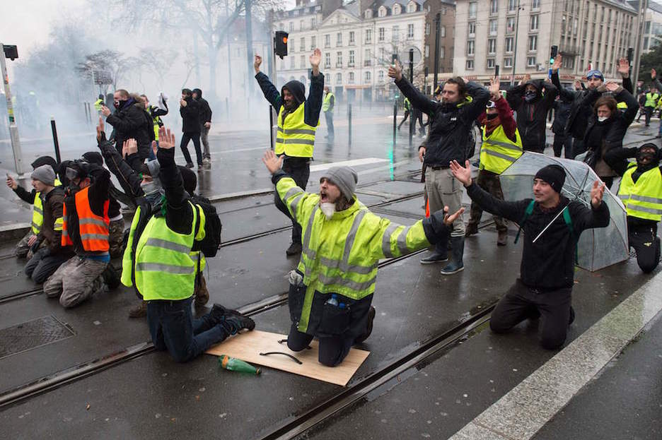 Manifestantes arrodillados en Nantes. (SEBASTIEN SALOM-GOMIS / AFP)