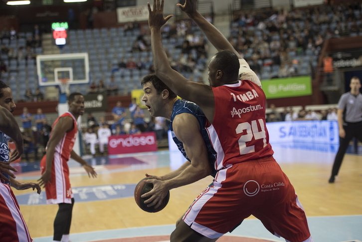 Una jugada del partido entre Delteco Gipuzkoa Basket y Murcia. (Juan Carlos RUIZ / FOKU)
