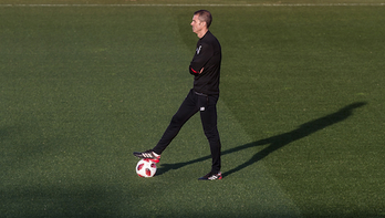Gaizka Garitano, en un entrenamiento en Lezama.  Luis JAUREGIALTZO | FOKU