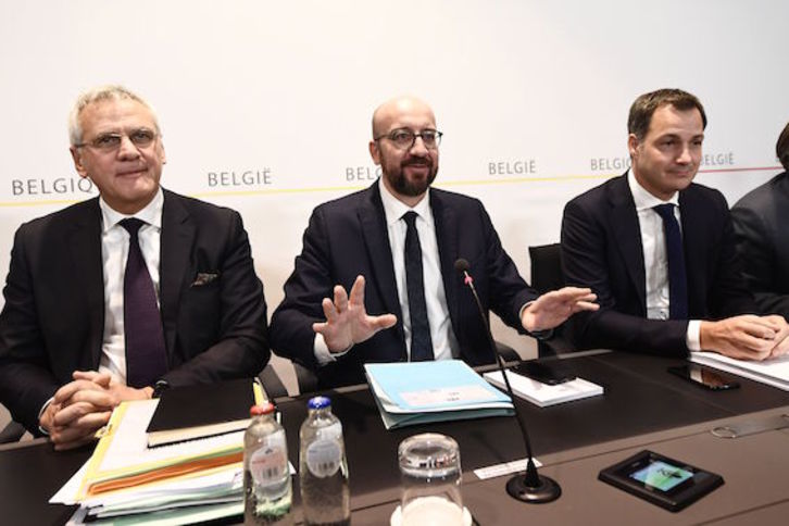El primer ministro belga, Charles Michel, con parte de su Ejecutivo. (Dirk WAEM/AFP)