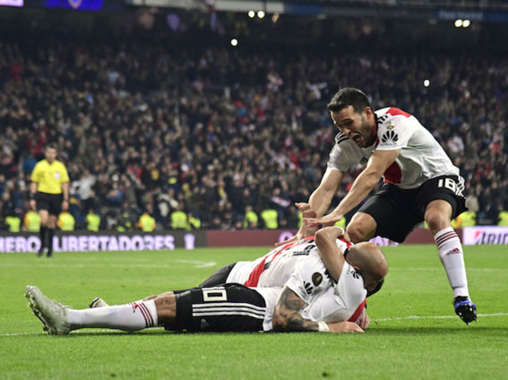 Jugadores del River Plate celebran la victoria en la final de la Libertadores. (Javier SORIANO/AFP)
