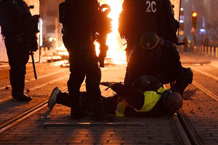 La Policía detiene a una persona durante los incidentes del sábado en Burdeos. (Nicolas TUCAT/AFP) 