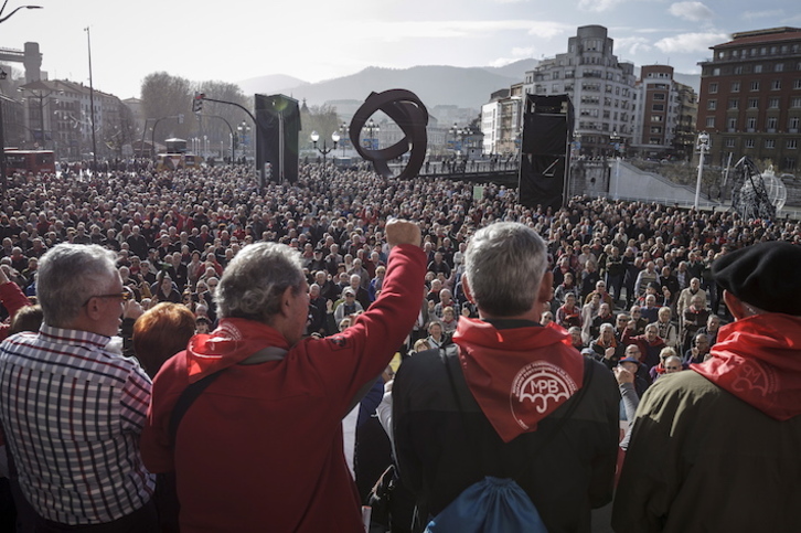 Bilboko Udaletxe aurrean milaka pentsionista bildu dira beste behin. (Aritz LOIOLA/FOKU)