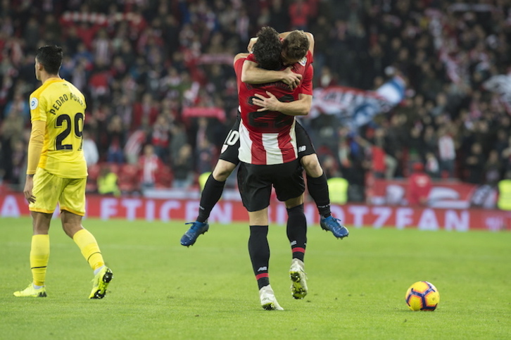 Muniain y Raúl García celebran la vital victoria. (Monika DEL VALLE/FOKU)