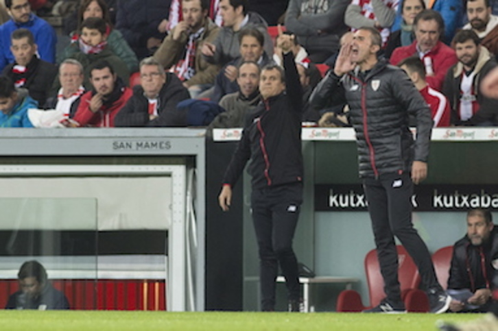 Gaizka Garitano y Patxi Ferreira en su estreno con el Athletic en San Mamés. (Monika DEL VALLE / FOKU)